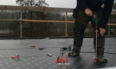 Dakdekker aan het werk op een dak in Nederland met het BSA systeem van SFS